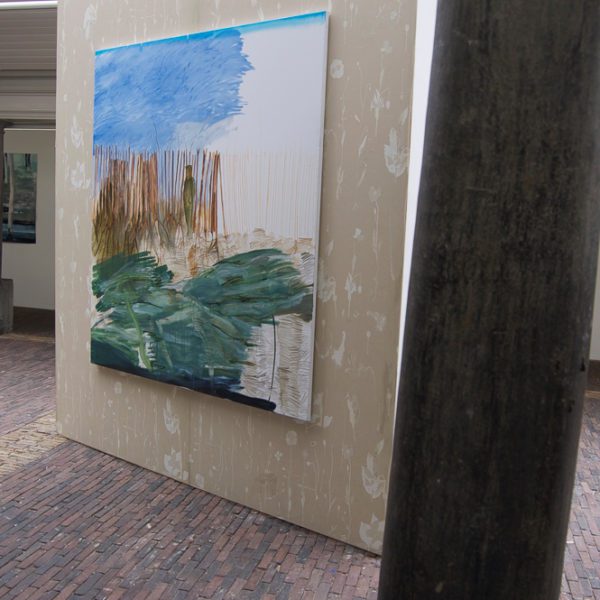 Schilderij tegen wand gezien vanuit schuine hoek