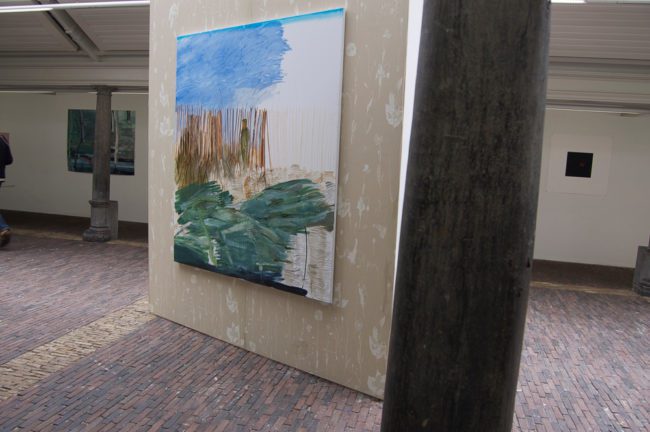 Schilderij tegen wand gezien vanuit schuine hoek