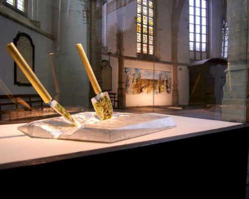 Don't Shoot the Pianoplayer, bladgoud, bladzilver, olieverf op metaal, hout, 2000/2013, tijdens tentoonstelling Fiat Lux, Kathedrale Sint Bavo/Vishal, Haarlem
