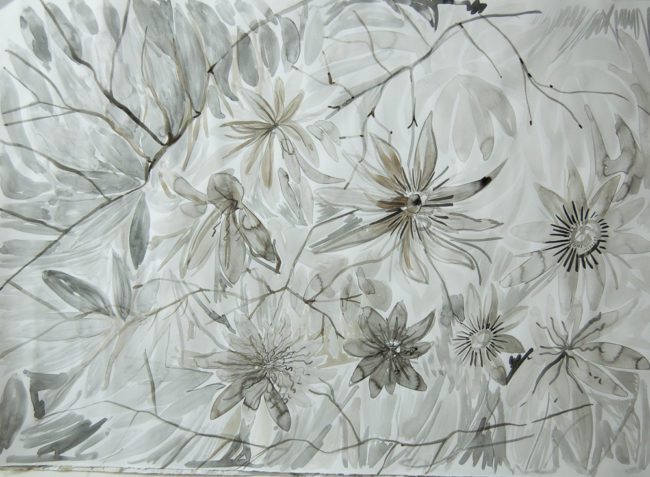 Detail van klaprozenpatroon op behang met botanische tekenstijl