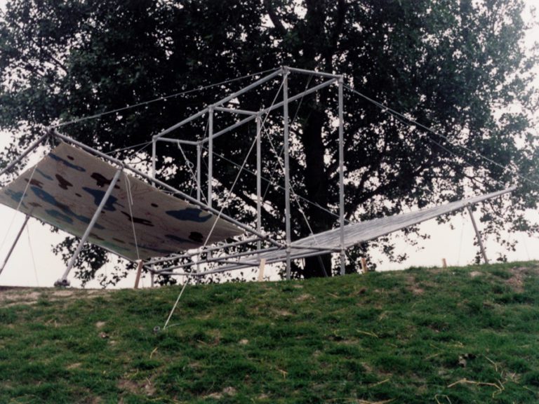 Er is ons eindelijk iets overkomen, Installation, acrylic on canvas, steel and sandbags 1994, beeldende kunstmanifestatie Doorbroken lijn, mei september 1994, Geniedijk, Haarlemmermeer