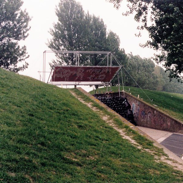 Er is ons eindelijk iets overkomen, Installation, acrylic on canvas, steel and sandbags 1994, beeldende kunstmanifestatie Doorbroken lijn, mei september 1994, Geniedijk, Haarlemmermeer