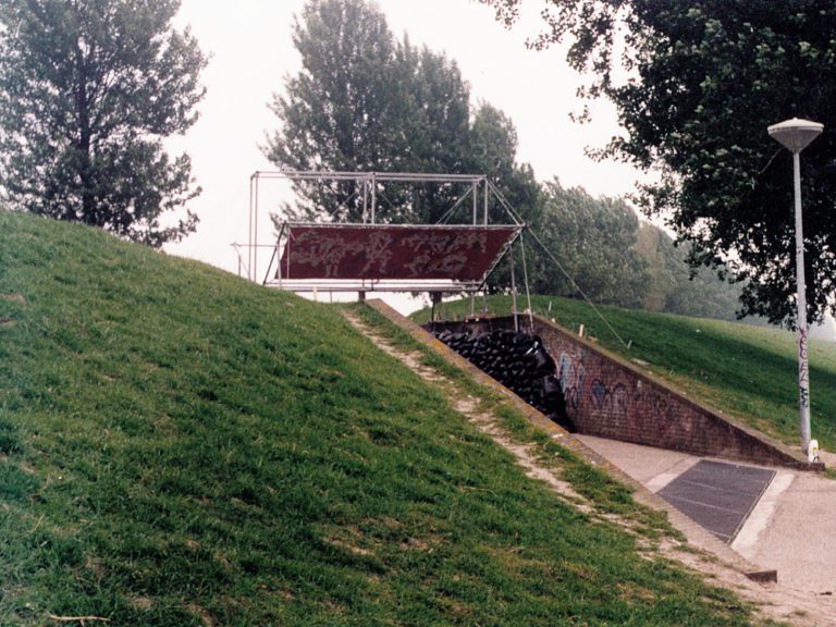 Er is ons eindelijk iets overkomen, Installation, acrylic on canvas, steel and sandbags 1994, beeldende kunstmanifestatie Doorbroken lijn, mei september 1994, Geniedijk, Haarlemmermeer
