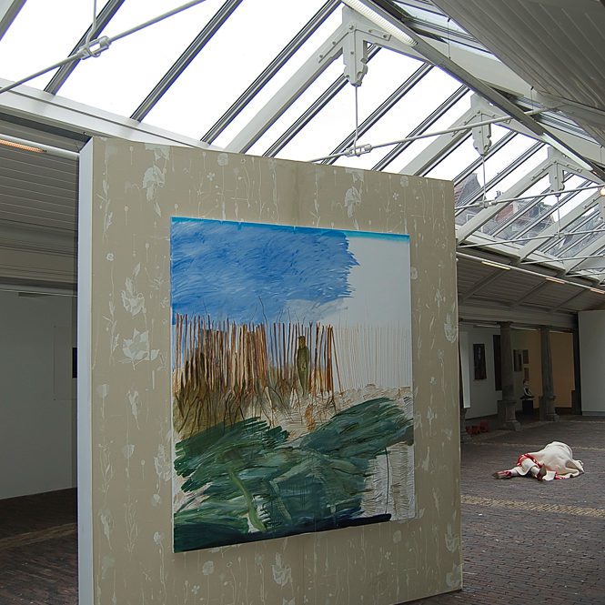 Installatiezicht met schilderij en omliggende vloer