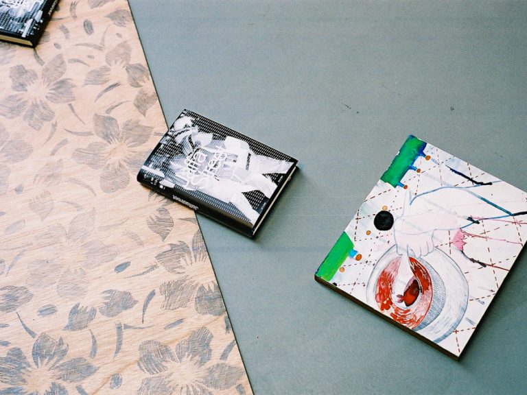 Het Paradijs, Detail uit installatie, Tentoonstelling Memorial Images, CBK Alphen aan de Rijn, 2002