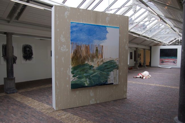 Schilderij opgesteld in De Vishal met daglicht van boven