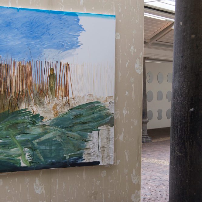 Overzicht installatie met schilderij in architectonische ruimte