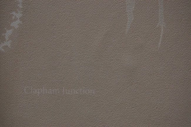 Detail van behang op wandvlak naast schilderij