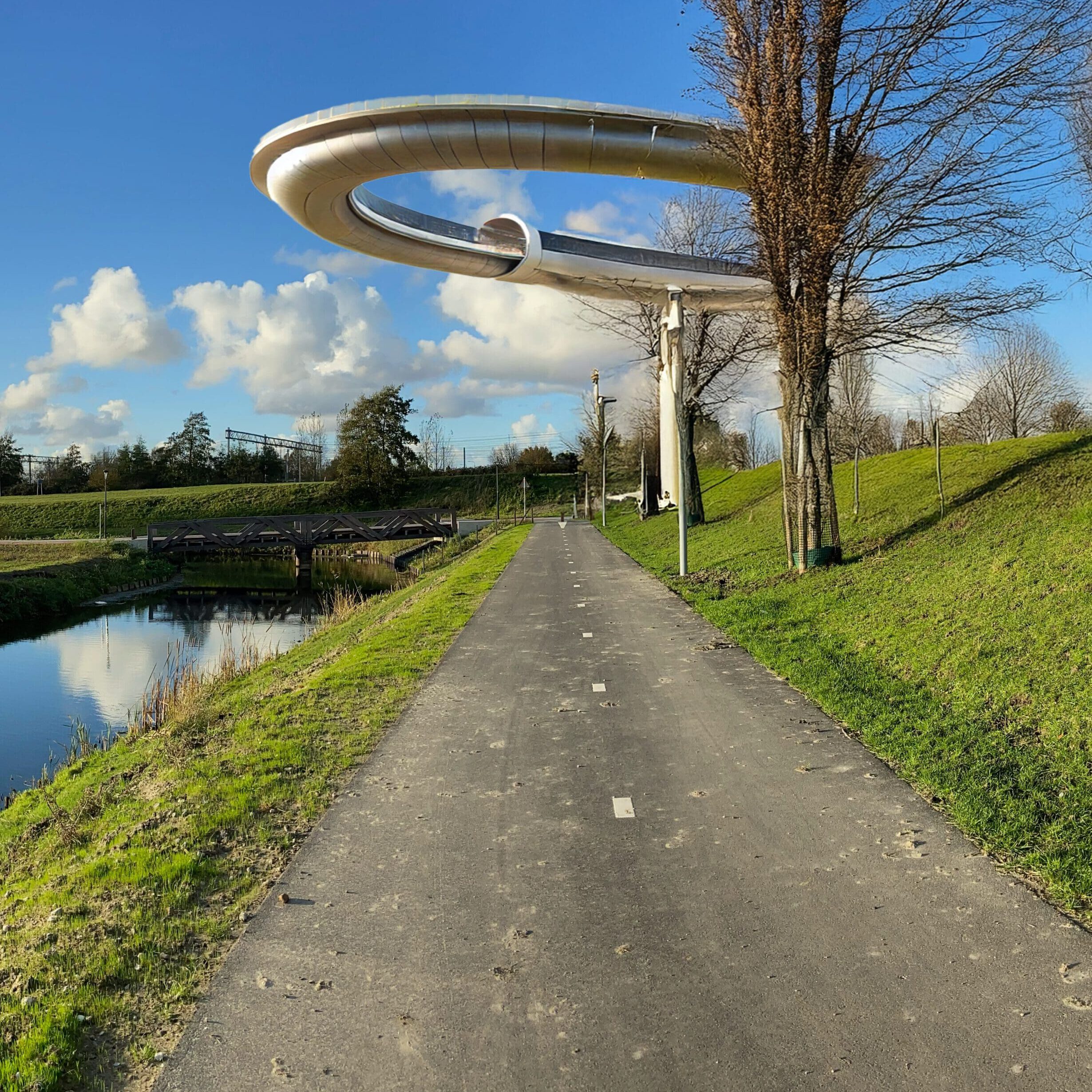 The Floating (Zwevend Spoor) – Visionair Ontwerp voor de Toekomst Zwevend Spoor ontwerp met verhoogd spoor en futuristische omgeving.