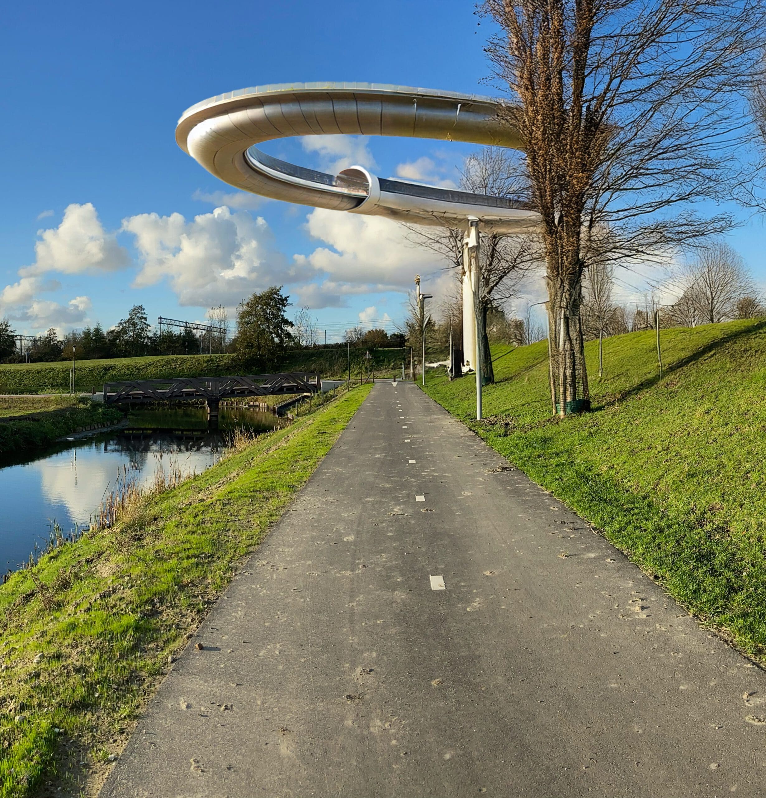 The Floating (Zwevend Spoor) - Visionair Ontwerp voor de Toekomst Zwevend Spoor ontwerp met verhoogd spoor en futuristische omgeving.