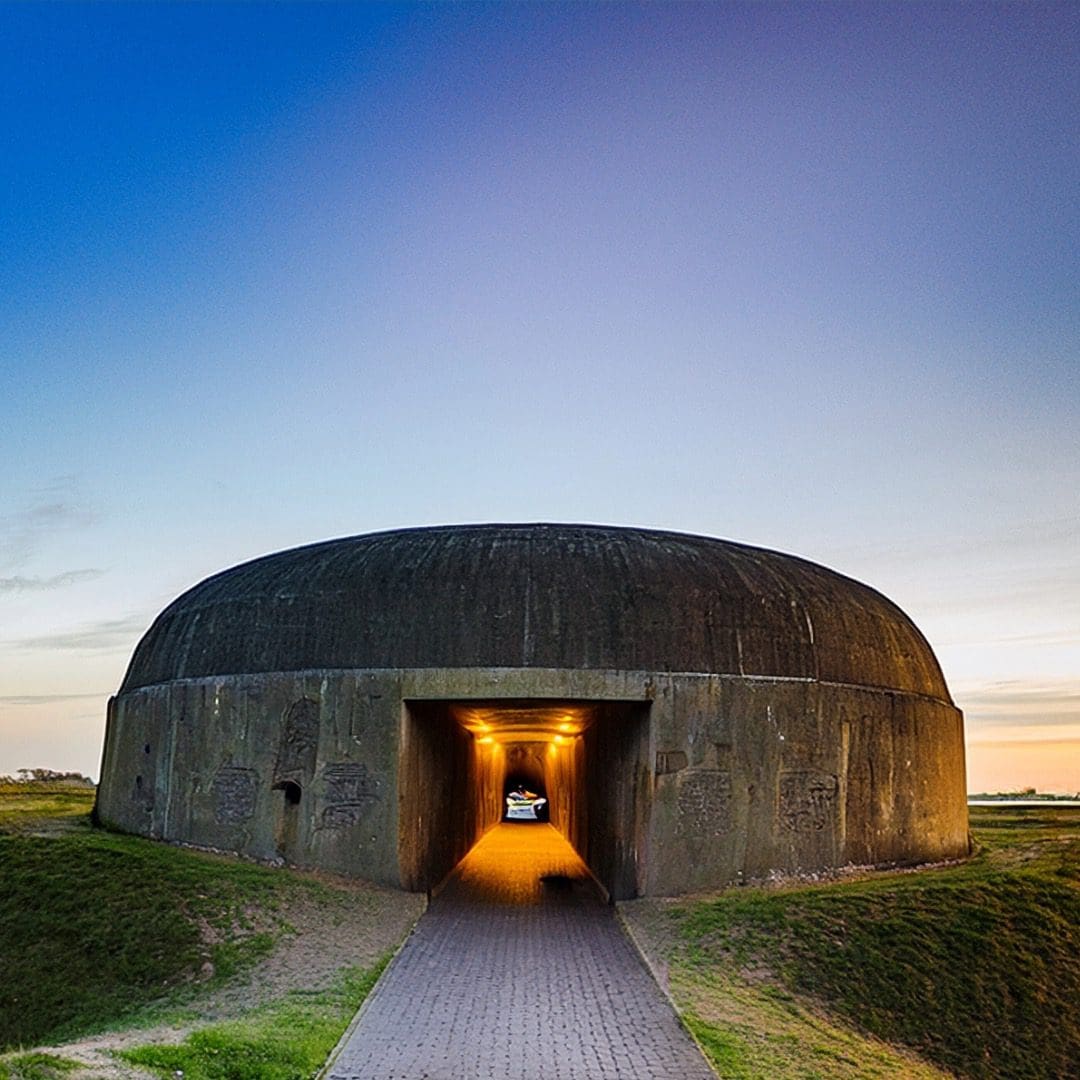 The Bunker (Bunkermuseum) – Geschiedenis Verstopt in het Landschap Bunkermuseum, een museum dat de geschiedenis van de Stelling van Amsterdam in de Geniedijk verwerkt.