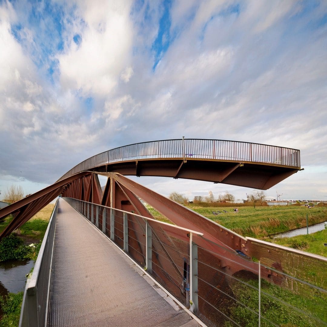 Bridge of Stories (Brug van Verhalen) – Waar Erfgoed en Innovatie Samenkomen Brug van Verhalen, een cortenstalen brug met digitale schermen die de geschiedenis van de Stelling van Amsterdam tonen.