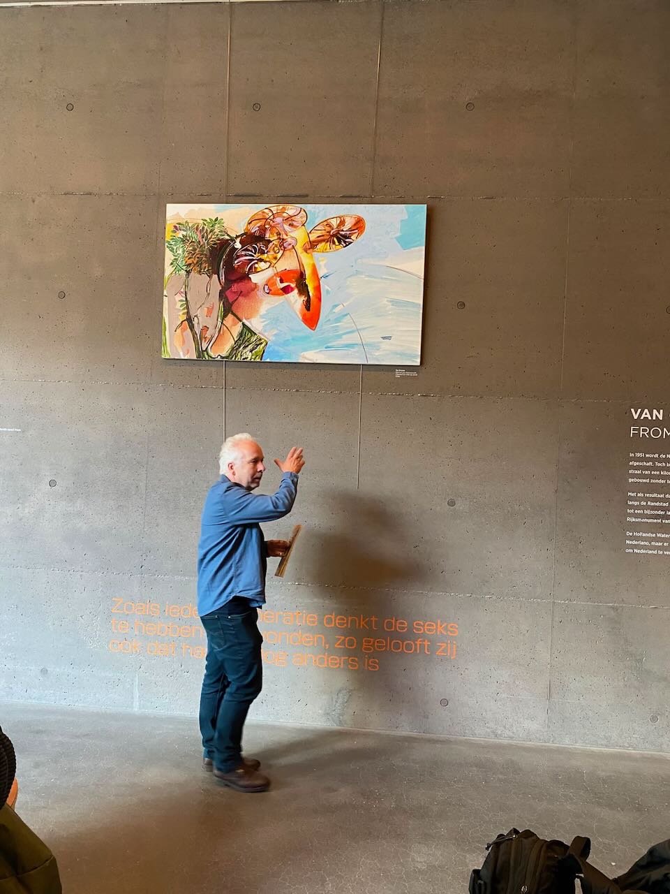 Marcel van Kerkvoorde tijdens een rondleiding door MOED! Mijn soldaat in het Waterliniemuseum, bij een schilderij over drones en oorlog.