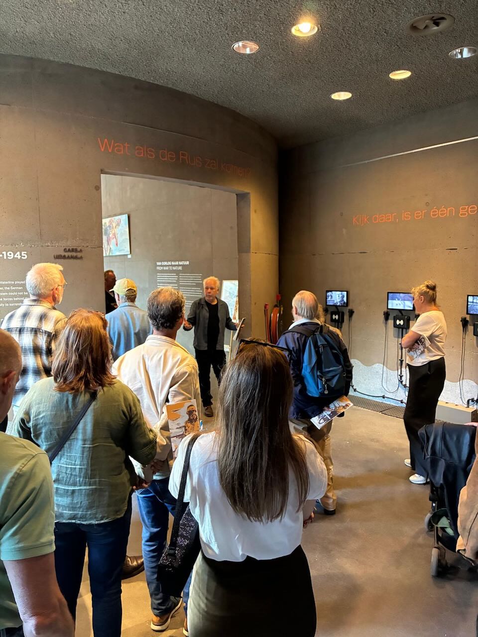 Marcel van Kerkvoorde spreekt met bezoekers tijdens de openingsrondleiding van MOED! Mijn soldaat in het Waterliniemuseum.