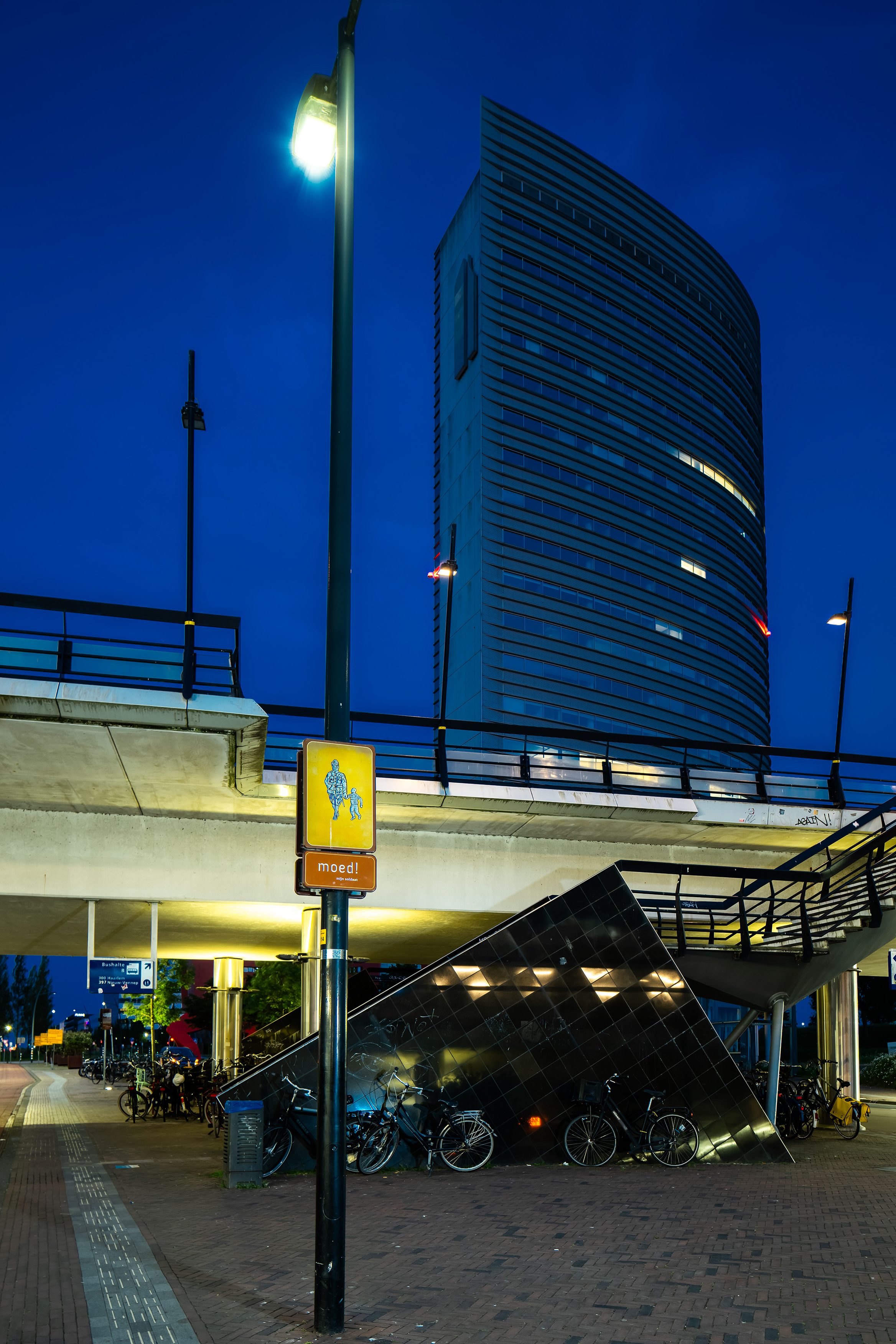 Moed! mijn soldaat – Startpunt bij station Hoofddorp Startpunt van het kunstwerk Moed! mijn soldaat bij NS station Hoofddorp met beeldpaneel en routebord