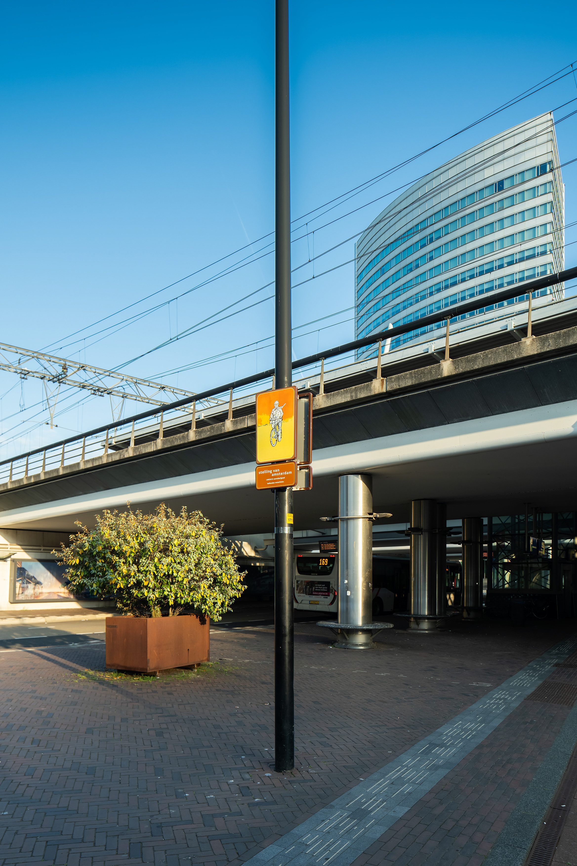 Moed! mijn soldaat – Soldaat op de fiets bij station Hoofddorp Beeldpaneel Soldaat op de fiets bij NS station Hoofddorp als startpunt van de route langs de Geniedijk